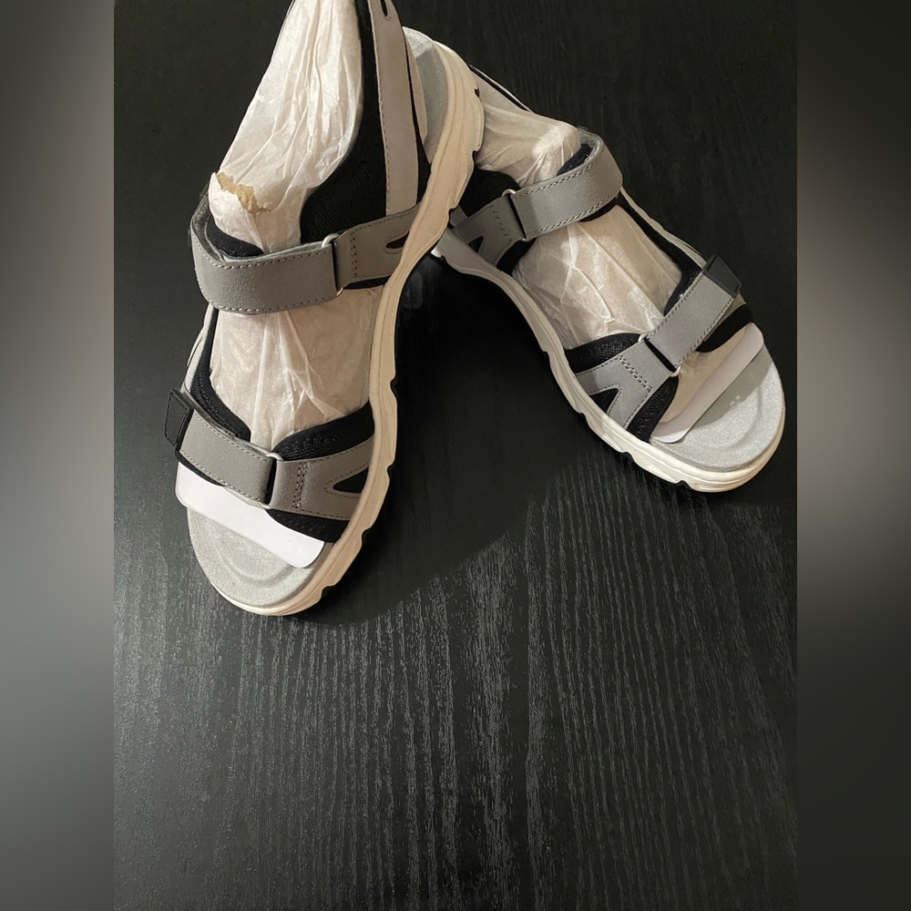 New Earth Venney New Women’s Sandals- New in Box. Size 8.5 M